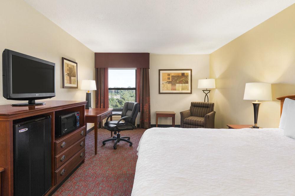 Hampton Inn Potomac Mills Вудбридж Экстерьер фото