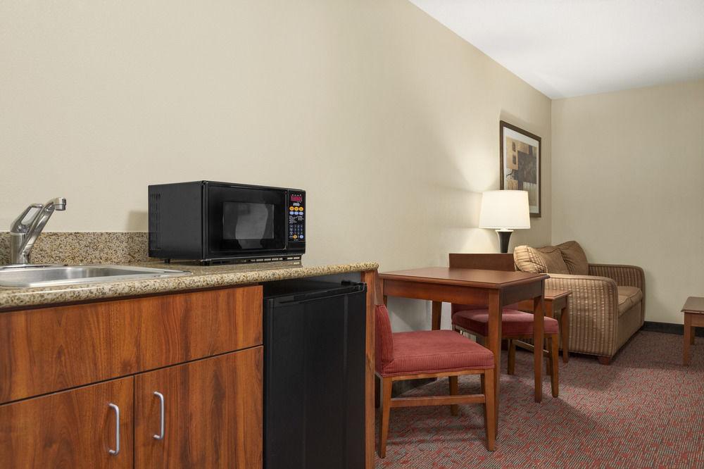 Hampton Inn Potomac Mills Вудбридж Экстерьер фото