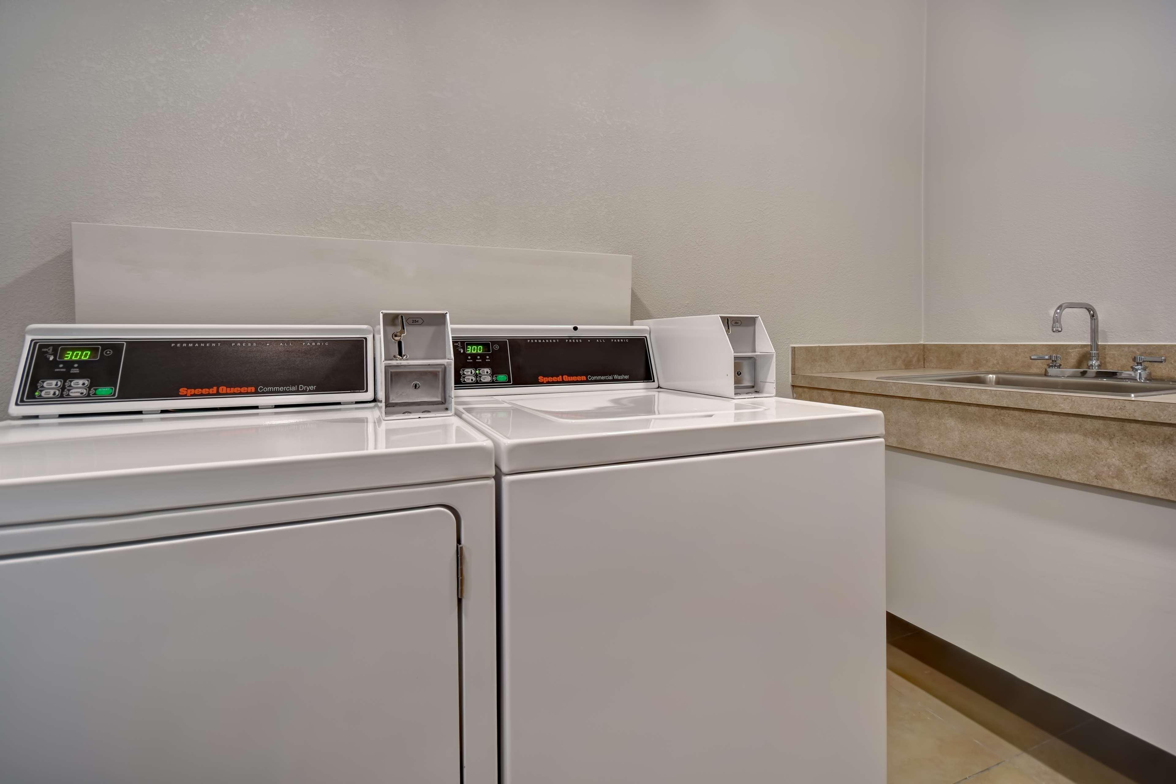 Hampton Inn Potomac Mills Вудбридж Экстерьер фото