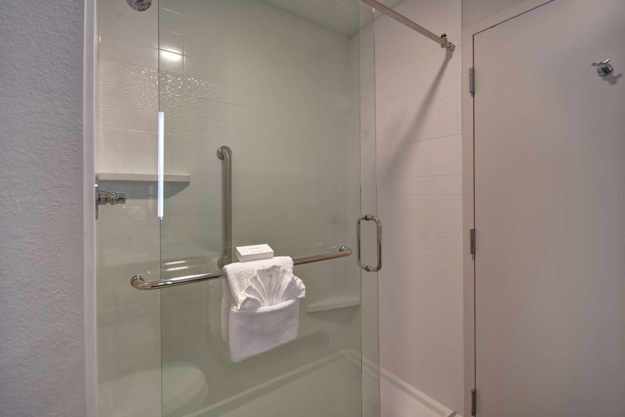 Hampton Inn Potomac Mills Вудбридж Экстерьер фото