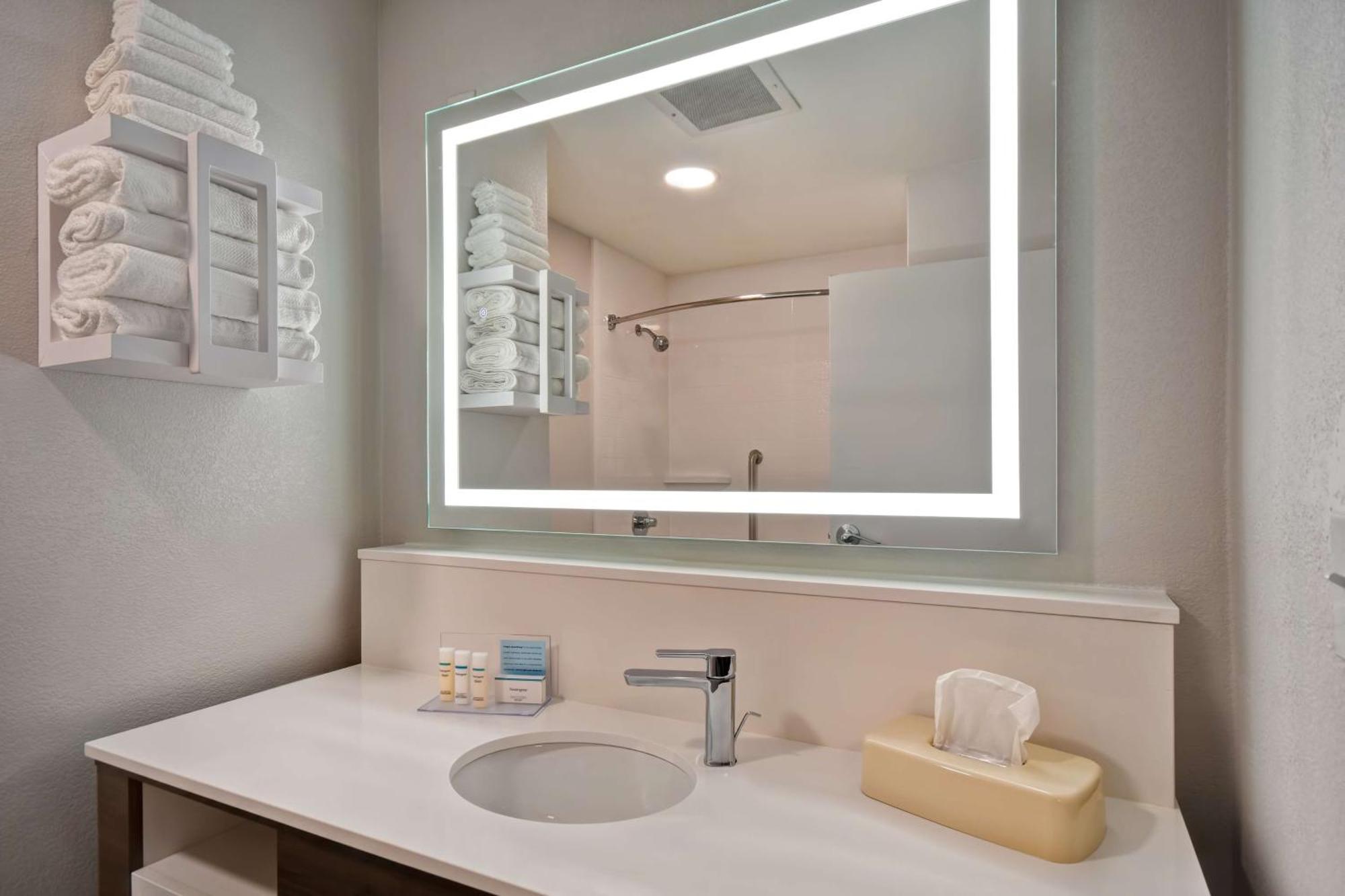 Hampton Inn Potomac Mills Вудбридж Экстерьер фото
