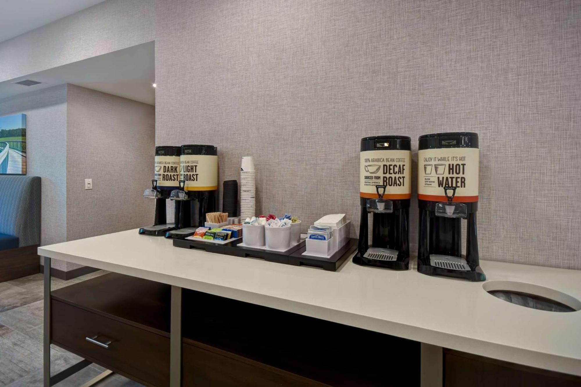 Hampton Inn Potomac Mills Вудбридж Экстерьер фото