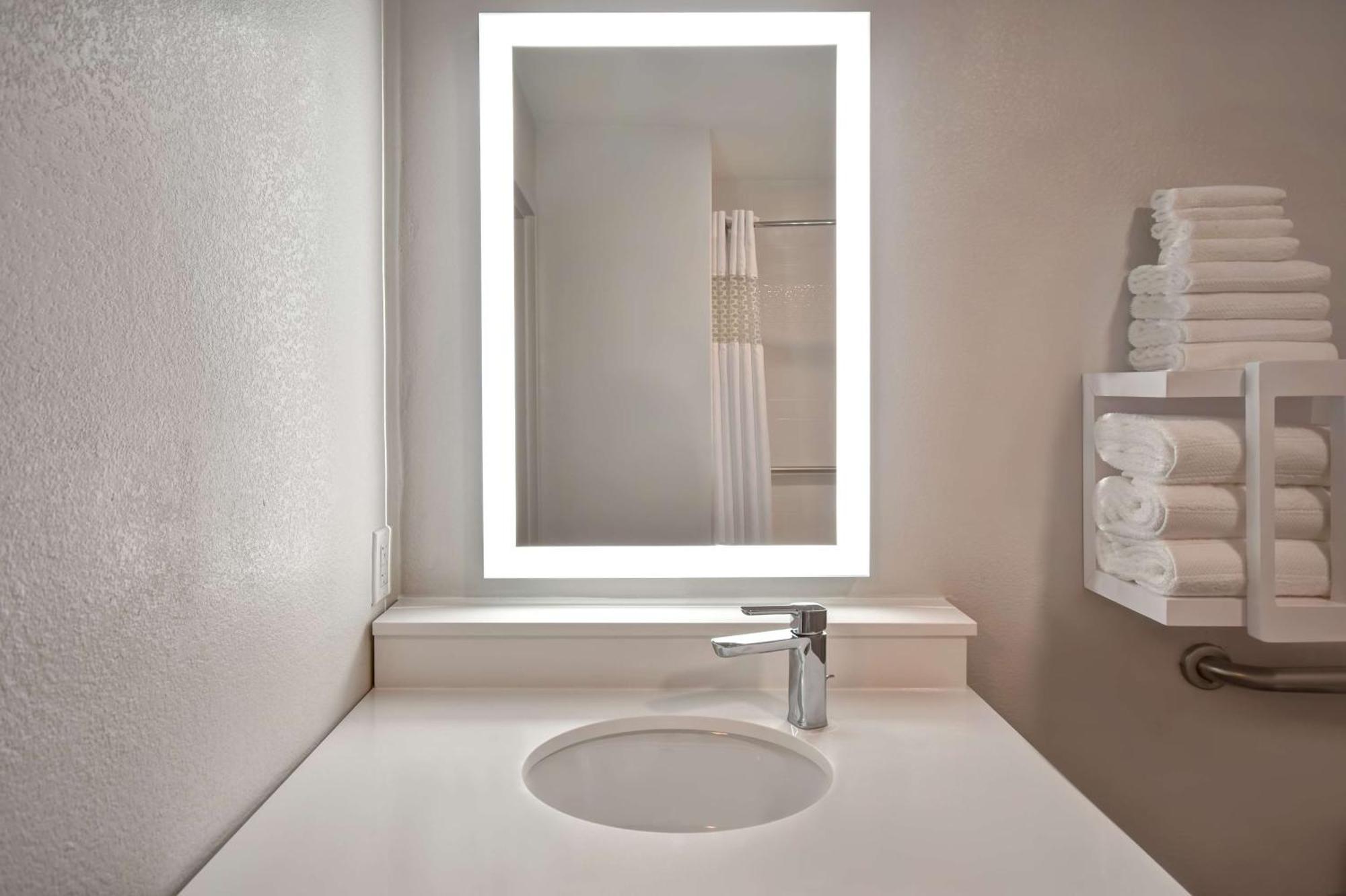 Hampton Inn Potomac Mills Вудбридж Экстерьер фото