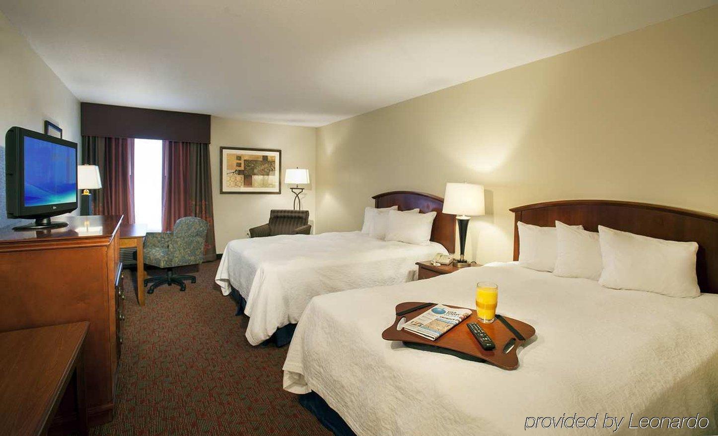 Hampton Inn Potomac Mills Вудбридж Экстерьер фото