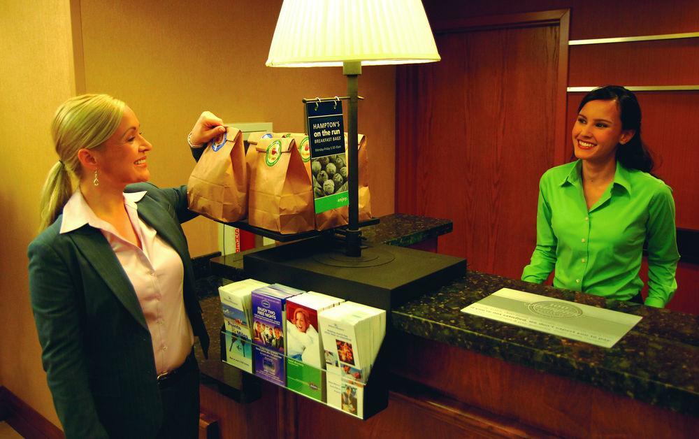 Hampton Inn Potomac Mills Вудбридж Экстерьер фото