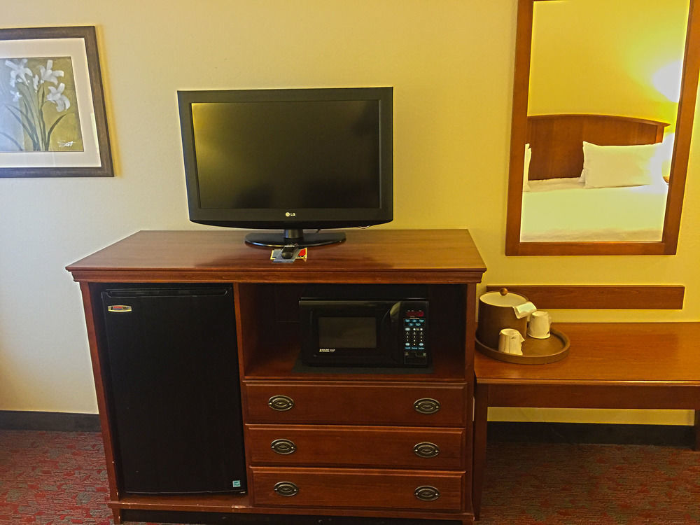 Hampton Inn Potomac Mills Вудбридж Экстерьер фото