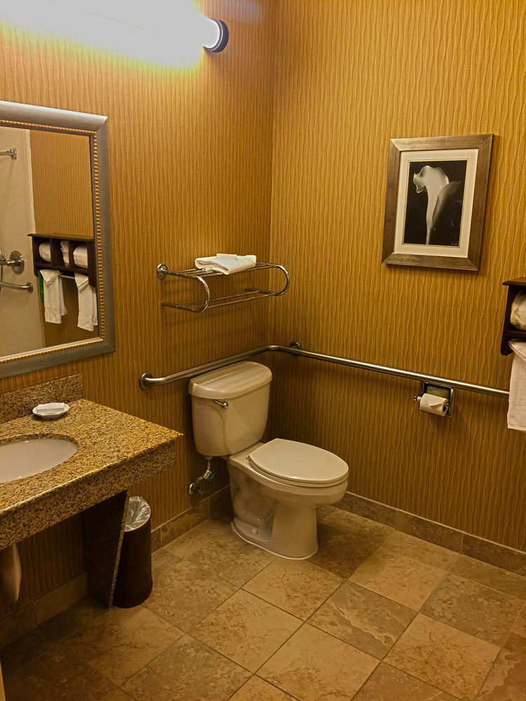 Hampton Inn Potomac Mills Вудбридж Экстерьер фото