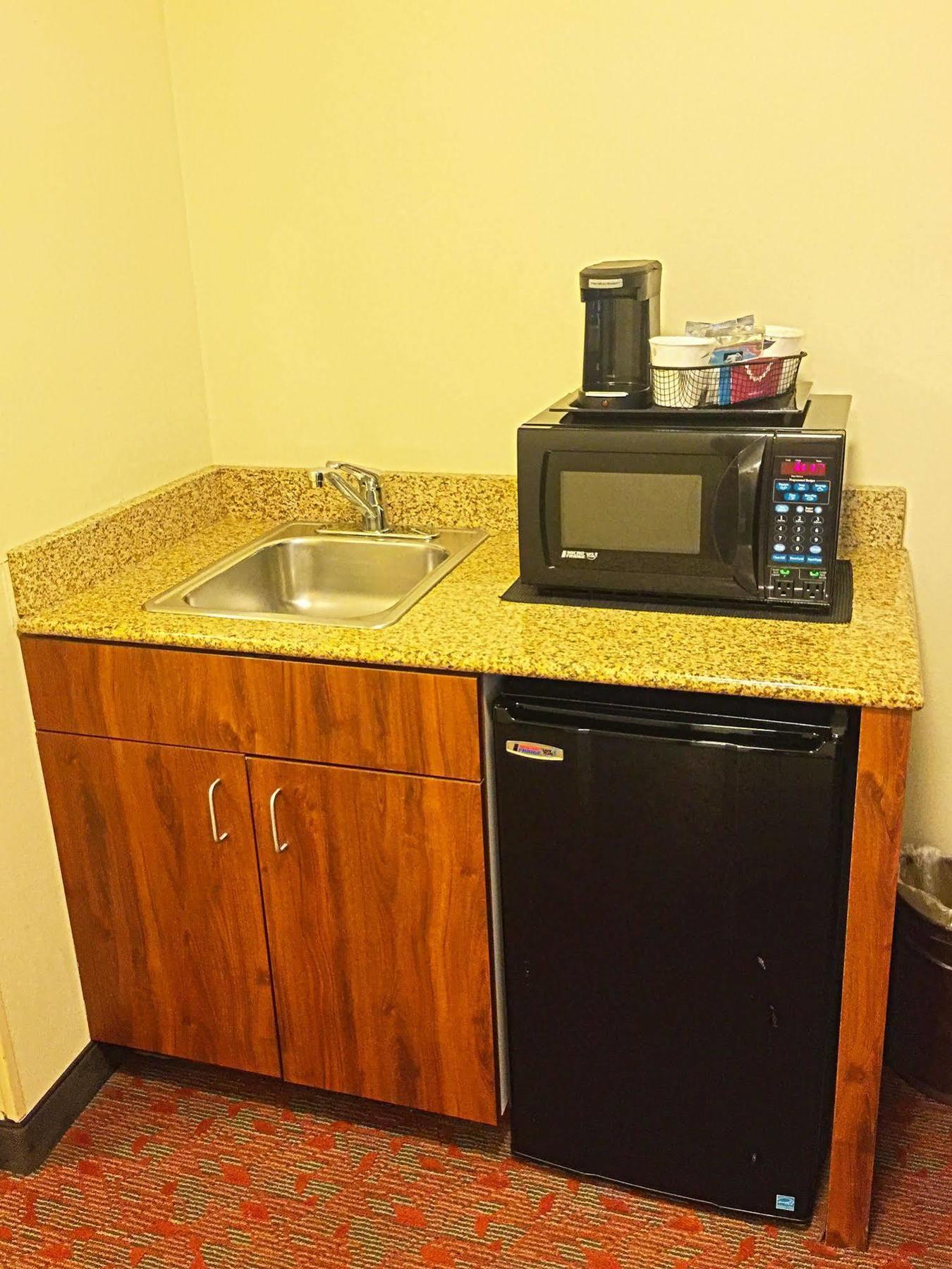 Hampton Inn Potomac Mills Вудбридж Экстерьер фото
